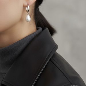 “Pearls earrings på modell, kombinerar romantisk och minimalistisk stil.