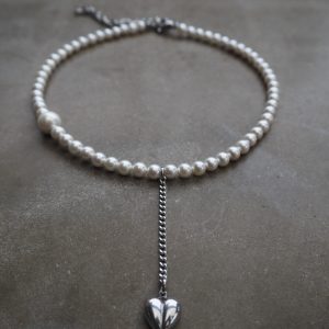 Pärlhalsband med hängande hjärta