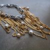 armband med flera kedjor och pärldetaljer i rörlig och uttrycksfull stil By Bertlett