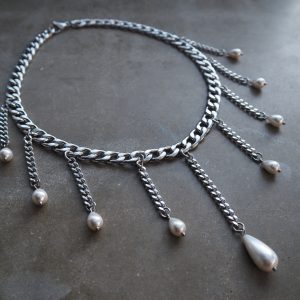 Hanging Pearls halsband med hängande pärlor i elegant design