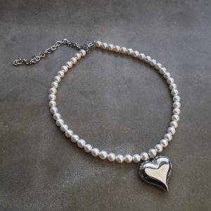 Halsband med hjärta och pärlor