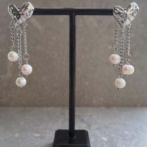 Playful hearts silver örhängen med hjärtan och sötvattenspärlor