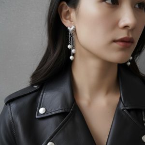 Playful hearts silver örhängen med hjärtan och sötvattenspärlor