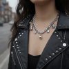 Halsband med många olika berlocker och sötvattenspärlor
