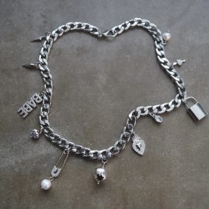 Halsband i rostfritt stål med berlocker från By Bertlett