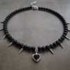 alt="Svart pärlhalsband spikes från By Bertlett"