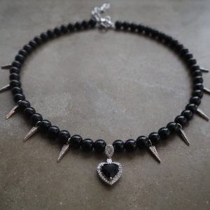 alt="Svart pärlhalsband spikes från By Bertlett"