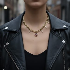 Halsband i mässing med spikes och hjärta