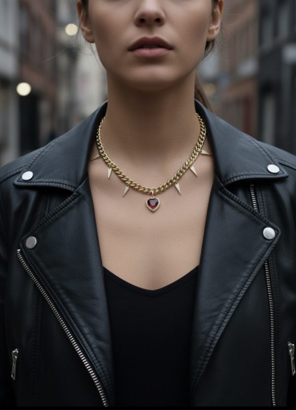 Halsband i mässing med spikes och hjärta