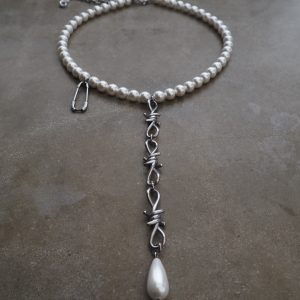 Barbed Wire and Pearls halsband med taggtråd och hängande pärlor i trendig design