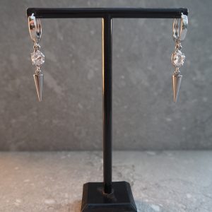 Glam Spikes örhängen silverfärgade med cubik zirconia, frontvy