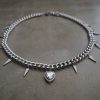 Tough Love Clear halsband med klart hjärta och edgy spikar i silverton