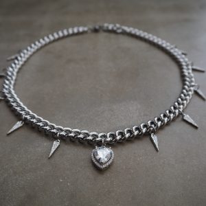 Tough Love Clear halsband med klart hjärta och edgy spikar i silverton