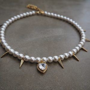 Guldfärgat pärlhalsband i mässing med snäckskalspärlor, klart hjärta och spikes med cubic zirconia