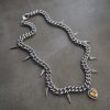 Tough Love halsband i rockig och romantisk design med attityd