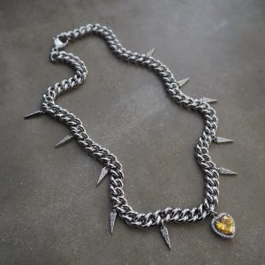 Tough Love halsband i rockig och romantisk design med attityd