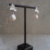 Närbild på Classy Pearls örhängen med oregelbundna pärlor