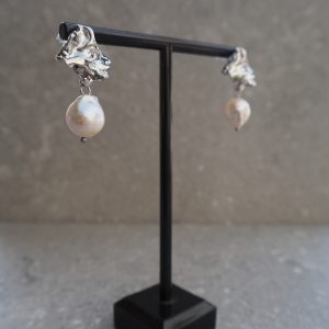 Närbild på Classy Pearls örhängen med oregelbundna pärlor