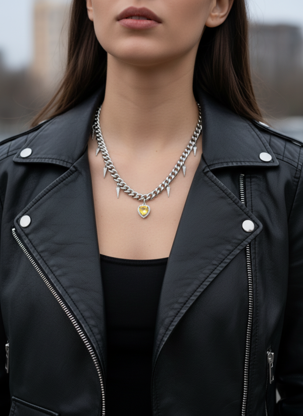 Rockigt halsband Tough Love med rå design och romantisk känsla