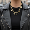Girls Night Out halsband i guld med berlocker som symboliserar en kväll med tjejgänget