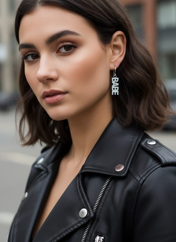 Silverfärgade BABE-örhängen med cubic zirconia