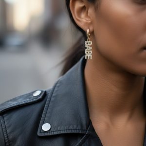 Guldfärgade BABE-örhängen med cubic zirconia
